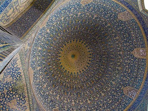 alireza akhlaghi official Shutterstock_Shah mosque celling_Šaha mošejas kupols no iekšpuses.jpg