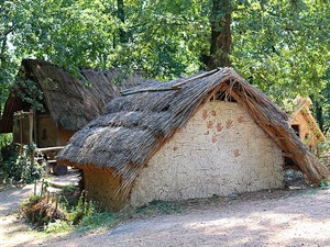 shutterstock_1161591469_clay house_māla māja.jpg