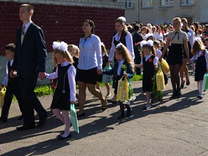 DolfinVik Shutterstock_first day of school in Latvia_pirmā skolas diena Latvijā.jpg