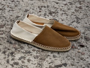 Shutterstock_2281913345_fabric shoes_auduma apavi.jpg