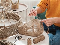 shutterstock_2132121781_making lamp from rope_veido lampu no virves.jpg