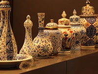 shutterstock_2621081449_Handmade floral patterned antique ceramic vase_Antīkas ar roku gleznotas vāzes.jpg