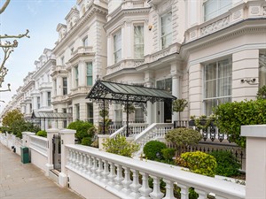 Miroslav Cik Shutterstock_London property street_iela ar īpašumiem Londonā.jpg