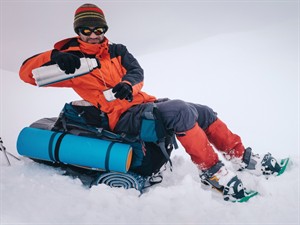 Shutterstock_763071538_drinking from termoss_dzer no termosa.jpg