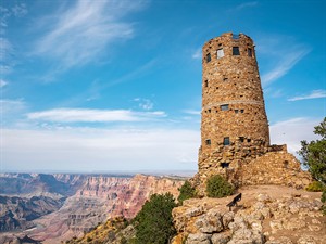 shutterstock_2223301199_American Indian Watchtower_Amerikas Indiāņu skatu tornis.jpg