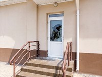 shutterstock_1730547820_door with broken window pane_durvis ar sasistu stiklu.jpg