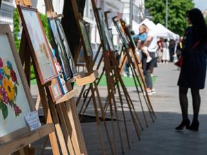 Irik Bik Shutterstock_art exhibition on street_mākslas izstāde uz ielas.jpg