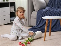 shutterstock_1902658249_girl broke vase_meitene salauza vāzi.jpg