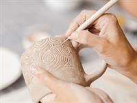 Shutterstock_1290620311_drawing on clay_zīmēšana uz māla.jpg
