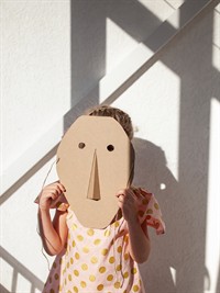 shutterstock_1703821024_cardboard mask_kartona maska.jpg