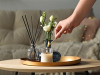 shutterstock_2195301411_lighting candle_aizdedzina sveci.jpg