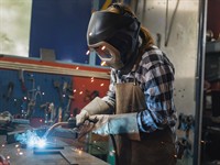 shutterstock_2722669615_female welder_sieviete metina.jpg