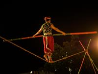 Yurii Onyshchenko Shutterstock_tightrope walker_staigātājs pa virvi.jpg