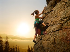 shutterstock_1464683555_Woman Climbing on the High Rock_Sieviete rāpjas augstā klintī.jpg