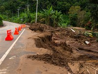 shutterstock_2673862303_road damaged by flood and landslide_plūdu un zemes nogruvumu bojāts ceļš.jpg