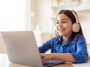 shutterstock_2293592889_Kid with laptop_Bērns ar klēpjdatoru.jpg