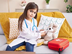 Shutterstock_2250575341_girl playing doctor_meitene spēlē ārstu.jpg