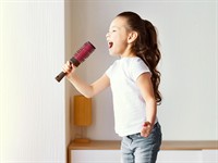 shutterstock_2605343681_kid singing_bērns dzied.jpg