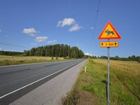 shutterstock_2335892783_caution road sign_brīdinoša ceļa zīme.jpg