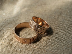 shutterstock_2234310901_rings with latvian symbols_gredzeni ar latviešu simboliem.jpg
