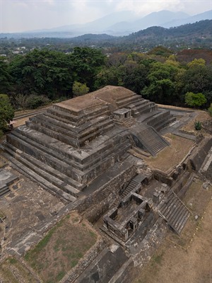 shutterstock_2481732629_ancient american pyramid_seno Amerikāņu piramīda.jpg