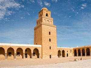 shutterstock_2274517409_Mosque of Uqba_Kairuānas Lielās mošejas minarets.jpg
