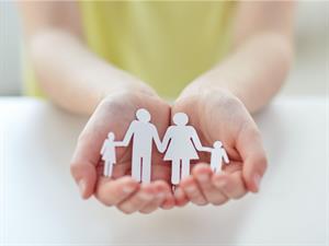 Cilvēciņi papīra uz plaukstas ģimene.jpg