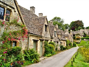 shutterstock_172701119_village of Bibury_ciematiņš Anglijā.jpg