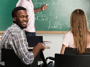 shutterstock_2749452627_young male student sitting in classroom_jauns students piedalās lekcijā.jpg