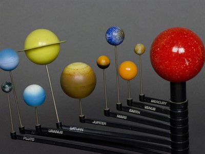 Shutterstock_446541511_model of solar system_saules sistēmas modelis.jpg