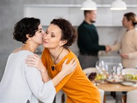 shutterstock_2424874549_kiss on the cheek greeting_skūpsts uz vaiga kā sasveicināšanās.jpg