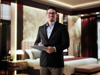 Shutterstock_2618413723_Hotel Manager_Viesnīcas vadītājs.jpg