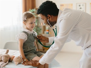 shutterstock_2503288217_little girl at the doctor_maza meitene pie ārsta.jpg