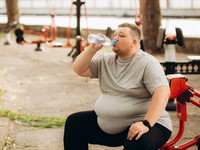 shutterstock_2372976487_overweight man_vīrietis ar lieko svaru.jpg
