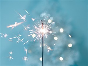 shutterstock_2396216721_sparkler_brīnumsvecīte.jpg