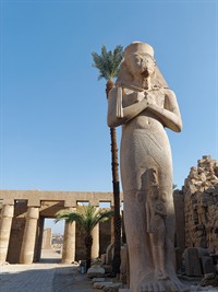 shutterstock_2109743867_Statue of Ramses II with his daughter Meritamen_Faraona Ramses II un viņa meitas Meritamēnas statuja.jpg
