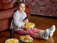 Shutterstock_2054070530_girl eating unhealthy_meitene ēd neveselīgi.jpg
