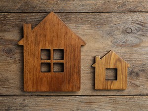 shutterstock_1734768794_Small and big house figures_Lielas un mazas mājas figūriņas.jpg
