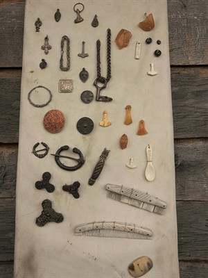 shutterstock_1752949007_ancient viking jewelry and accessories_senās vikingu rotaslietas un aksesuāri.jpg