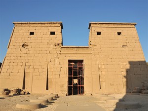 shutterstock_74666368_Khonsu temple at Karnak_Honsu templis Karnakā.jpg