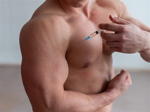 shutterstock_1726705675_bodybuilder puts himself steroids_Kulturists dur steroīdus.jpg
