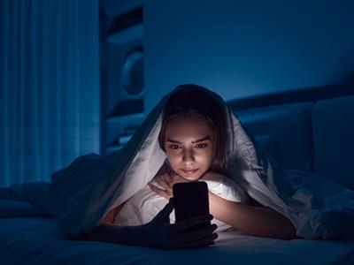 Shutterstock_2109469025_girl on phone at night_meitene telefonā naktī.jpg