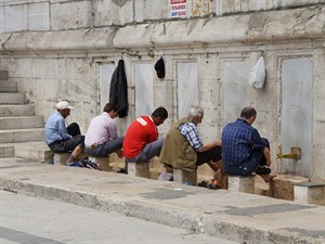 steve estvanik Shutterstock_ablution_rituālā apmazgāšanās.jpg