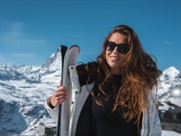shutterstock_2607836661_woman at Swiss Alps_sieviete Šveices Alpos.jpg