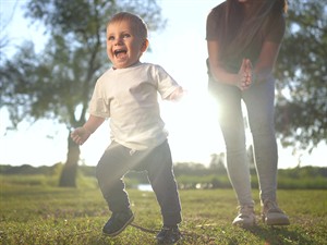 shutterstock_2514844343_baby is taking first steps_mazulis sper pirmos soļus.jpg