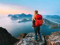 Shutterstock_2442519635_Woman mountaineering_Sieviete alpīnismā.jpg