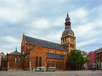 IrynaL Shutterstock_Herdera Square_Rīgas doms.jpg