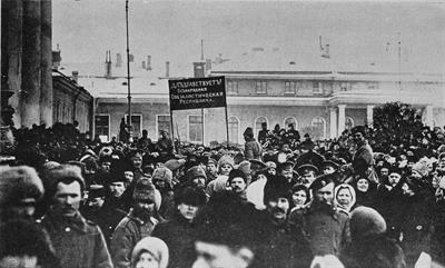 WIKI_20250216_ManifestaciónAFavorDeLaRepúblicaPetrogrado1917--russiainrevolut00jone.jpg