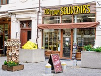 Cristina Ionescu Shutterstock_Souvenir shop_Suvenīru veikals.jpg