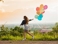 Shutterstock_559962748_girl with balloons_meitene ar baloniem.jpg